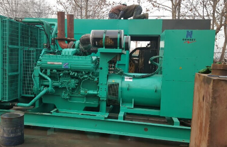 施秉发电机组如何判断水冷式机油散热器内部是否需要清洗？