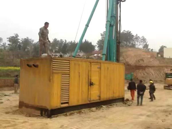 施秉如何判断水冷式机油散热器密封件是否需要更换？